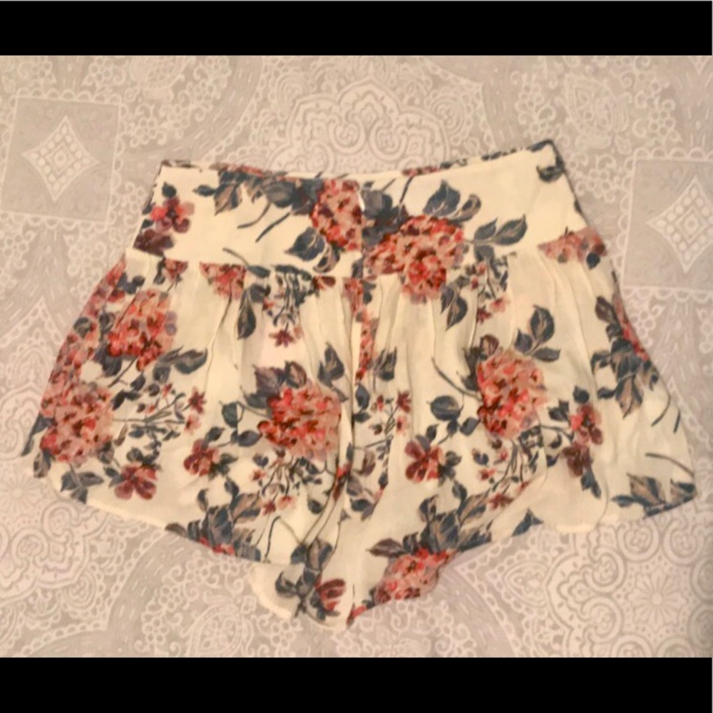 Floral Linen Shorts - Picture 2 of 3